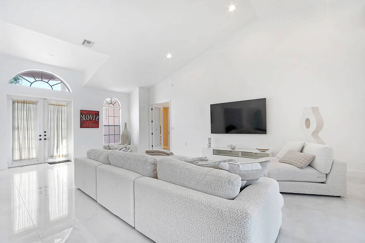 Wohnzimmer Loungebereich mit TV