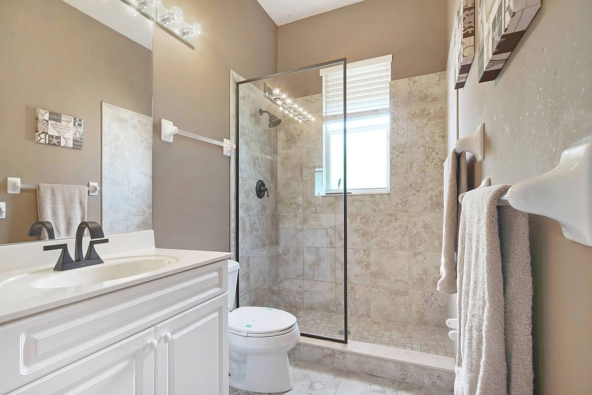 Gästebad mit Glasdusche